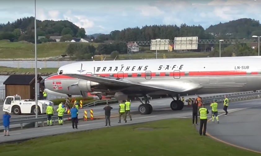 Ein Flugzeug fährt über die Autobahn