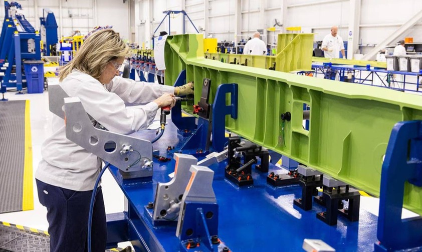 Eine Arbeiterin im Honda-Jet-Werk in North Carolina: Der Bau des ersten Echelon läuft.