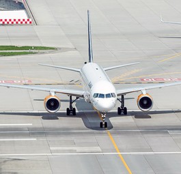 Boeing 757 von Icelandair überquert Piste 10/28: Der Flughafen Zürich will das Risiko reduzieren.