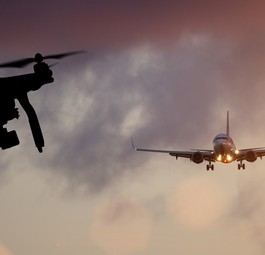 Drohne vor einem heranfliegenden Jet (Montage): Sollten sich nicht zu nahe kommen.