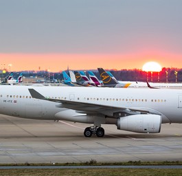 Airbus A330, hier noch ohne Beklebung und mit dem vorherigen Kennzeichen OE-ITZ: Nun ist es die D-AIYD.