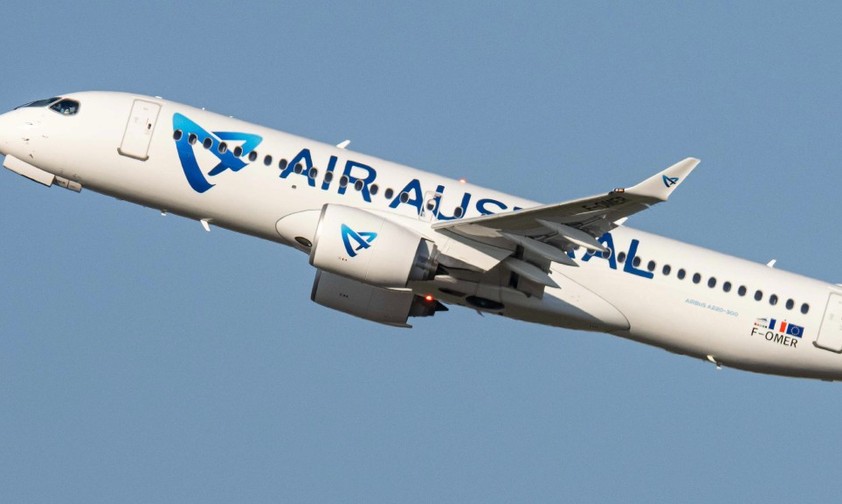 Einer der drei Airbus A220-300 von Air Austral: Er trägt das Kennzeichen F-OMER.