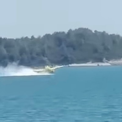 Der Moment des Unglücks: Die Air Tractor AT-802F berührte mit der rechten Tragfläche das Wasser.