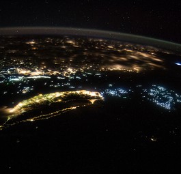 Inselrepublik Taiwan (vorne) und Festland-China in der Nacht: So nah beieinander und doch so zerstritten.