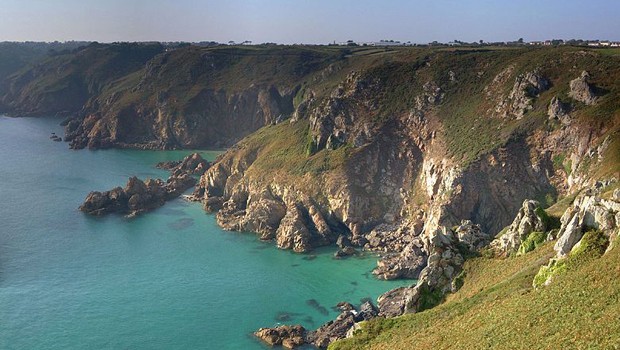 15 Minuten: Genauso lange fliegt man auf der Route Guernsey - Alderney. Die englischen Kanalinseln liegen nur 32 Kilometer auseinander.