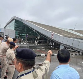 Unwetter lässt Dach am Flughafen Delhi einstürzen