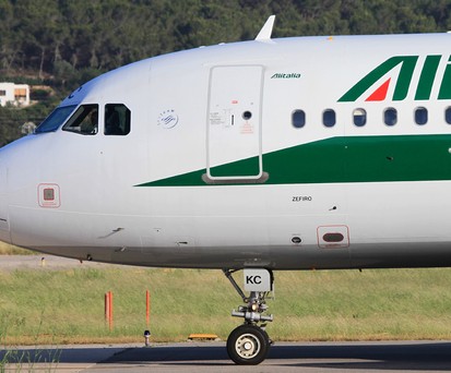 Ein Airbus von Alitalia : Die Airline halbiert ihre Flotte und streicht viele Routen.