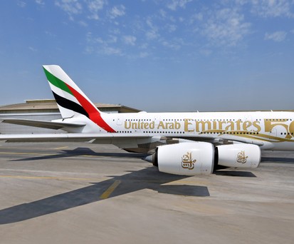 Die Jubiläumsbeklebung auf dem Airbus A380 von Emirates: Das Wort Emirates im United Arab Emirates ist etwas größer geschrieben.