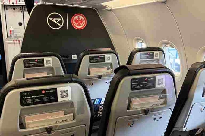 Neben dem Condor-Logo ist auch das Vereinswappen von Eintracht Frankfurt angebracht.