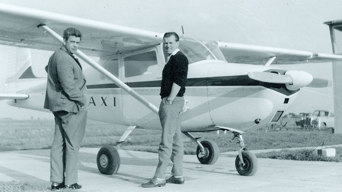 Jan Janssen und Martin Dekker gründen in Emden die Ostfriesische Lufttaxi.