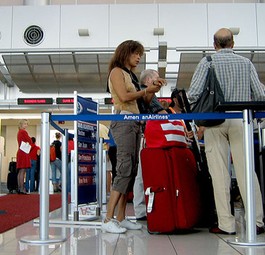Angefangen beim Check-In: Trotz praktischer Online-Option muss man oft dennoch lange in der Schlange warten, um sein Gepäck abzugeben – und erhält oftmals sogar eine neue Bordkarte. Eine Selbsbedienungs-Gepäckabgabe würde Abhilfe schaffen.