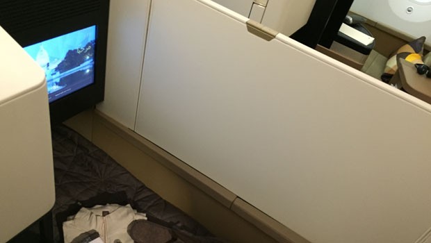 Für mehr Privatsphäre lässt sich eine Wand zwischen den Mittelsitzen hochfahren. Die Innovationen werden nun in alle neuen Jets eingebaut. Später bekommen sie die ganze Flotte und sollen auch den Partnerairlines zur Verfügung stehen.