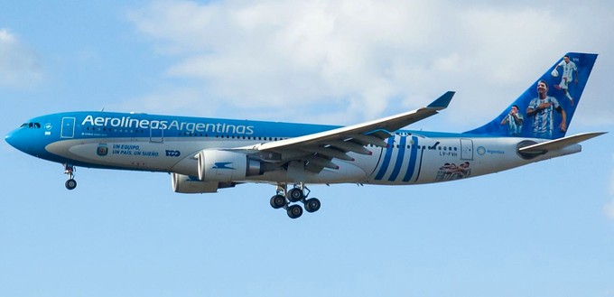 Der Flieger der Selección Argentina: ein Airbus A330-200 von Aerolíneas Argentinas mit dem Kennzeichen LV-FVH. Auf Heck und Rumpf sind Messi und einige andere Spieler abgebildet. Außerdem ist als Schriftzug zu lesen: Un equipo, un país, un sueño - ein Team, ein Land, ein Traum. Die Maschine flog am 6./7. November von Buenos Aires über Madrid nach Doha. Allerdings ...