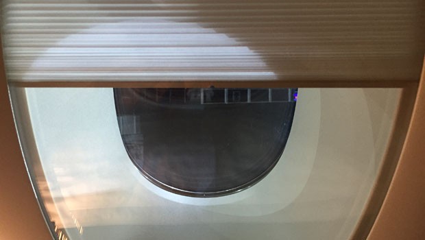 Die Fenster lassen sich mit Jalousien in zwei Stufen verdunkeln.