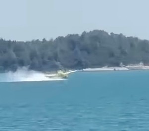 Der Moment des Unglücks: Die Air Tractor AT-802F berührte mit der rechten Tragfläche das Wasser.