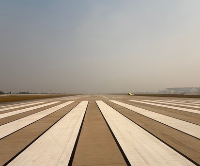 Blick auf die Piste 10/28 des Flughafens Noida.