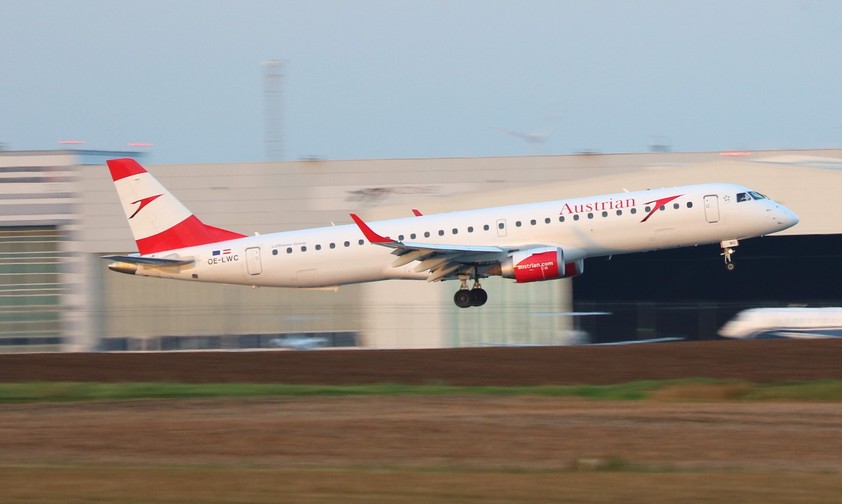 Embraer E195 von Austrian Airlines in Wien: Die Regionalflieger werden ausgeflottet.