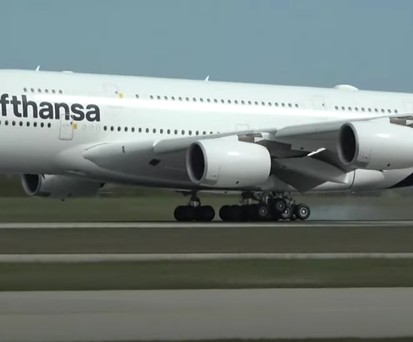 Das Video zeigt auch eine Antonov An-124 und den Airbus A380 zugleich im Bild.