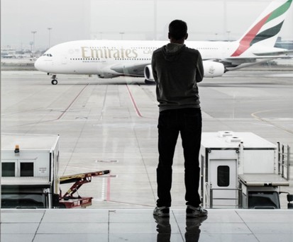 Passagier blickt auf Airbus A380 von Emirates: Fliegen wird wohl teurer.