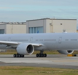 Die Boeing 777-300ER mit ungewöhnlicher Bemalung.