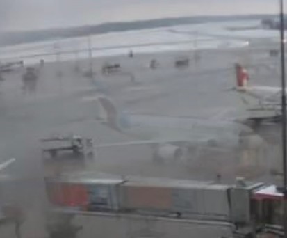Blick vom Terminal aufs Vorfeld: Am Flughafen Hamburg lag am Mittwoch Schnee.