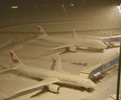 Alles voll: Der Flughafen hat sehr viel Schnee abbekommen.