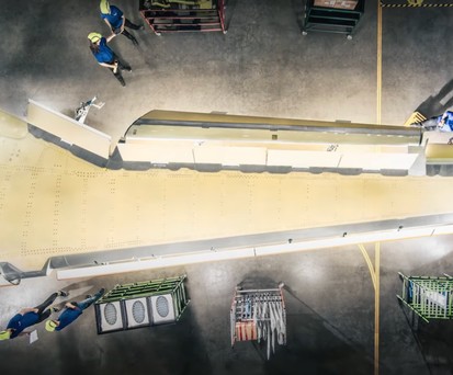 Video von Spirit Aerosystems: Zeigt, wie in Belfast Airbus-A220-Flügel entstehen.