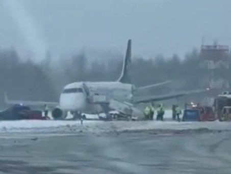 Embraer E170 von Lot: Sie blockiert die Piste.