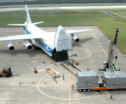 Die Antonov An-124 wurde von Chefdesigner Viktor Tolmachev entworfen.