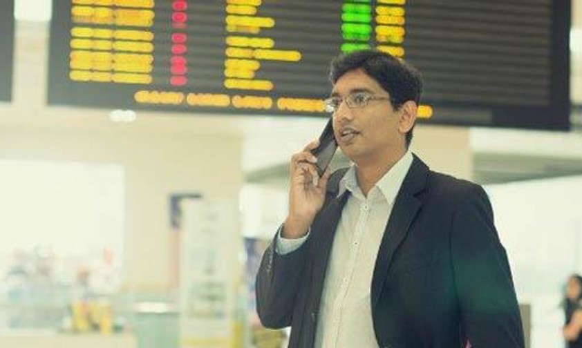 Passagier mit Handy: In London Heathrow können sie unbesorgt ihren Akku leer telefonieren.