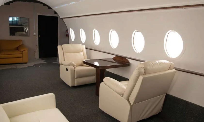 Olympia 4: Der Jet mit edlen Clubsesseln.