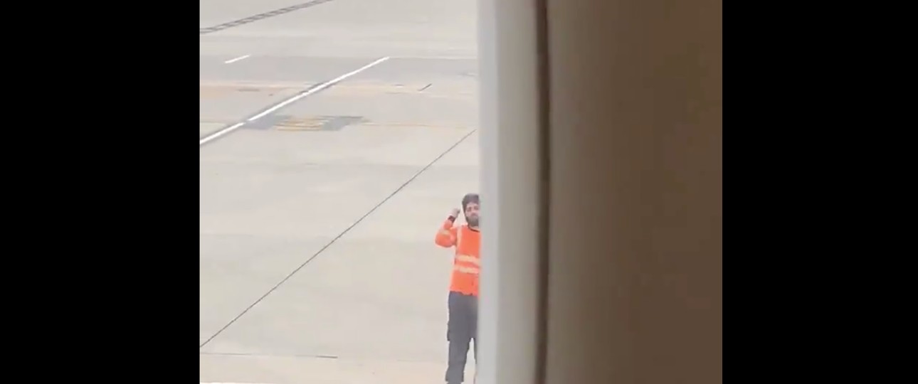 Flughafenmitarbeiter: Er nahm sich ein bisschen Zeit für den kleinen Passagier.