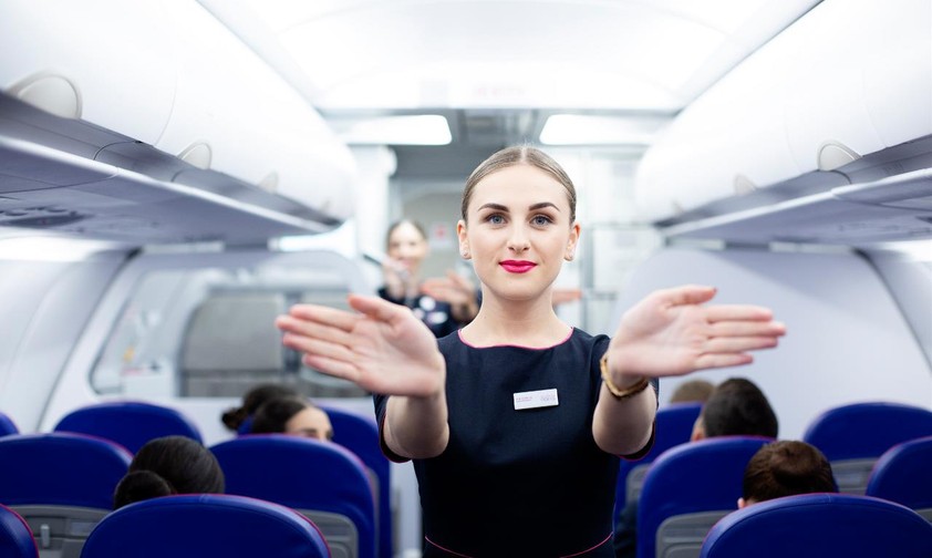 Wizz-Air-Flugbegleiterin: Die Airline gewinnt dank mehr Sitzplätzen.