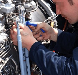 <p class="p1">Mechaniker bei der Arbeit: Seinen Job sollen künftig in Russland auch Pilotinnen und Piloten erledigen können.</p>
