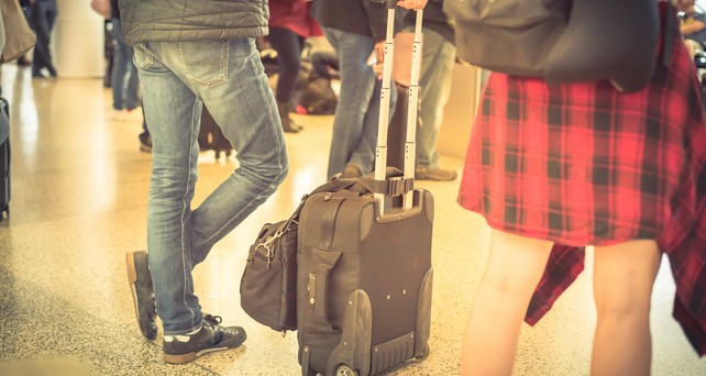Mann am Flughafen: In den USA darf er die Schuhe künftig anbehalten.