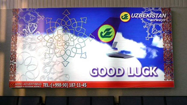 Uzbekistan Airways (2009): «Ok yul» sagen Usbeken, was so viel heisst wie «gehe in Frieden». Die nationale Airline übertrug den Ausdruck ins Englische. Das kam bei Passagieren schlecht an, vor allem wenn da eine Heckflosse steht, die in Wolken versinkt.