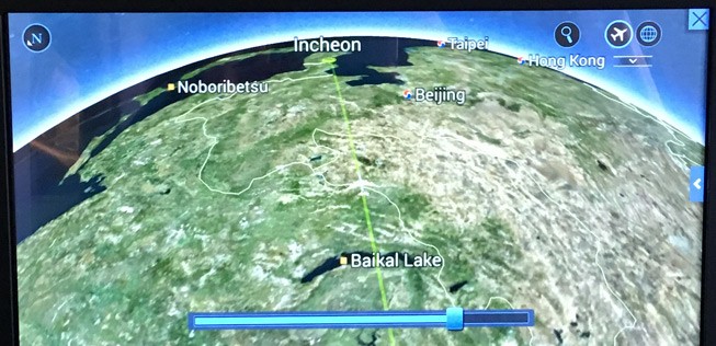 ... auf dem großen Monitor lässt sich die Reiseroute über den Baikalsee nach Seoul aber noch besser verfolgen.