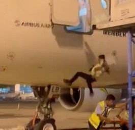 Mann fällt aus Tür von Airbus A320 und überlebt