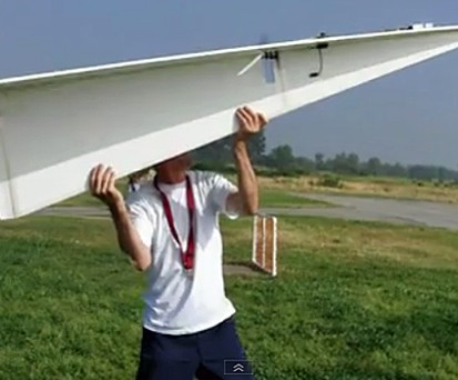 Überdimensionierter Papierflieger: Das Ding fliegt auch noch echt gut.