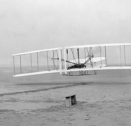 Die Wright Brüder bei ihrem Erstflug: Angeblich kamen ihnen einige Piloten aus Indien zuvor.