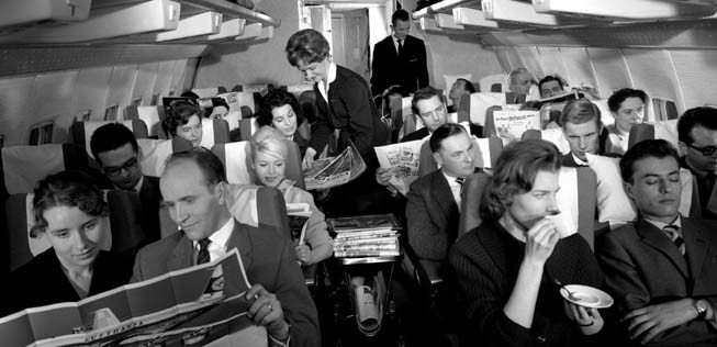 Alle so adrett: Die Economy Class in einer Boeing 707 von Lufthansa um 1960.