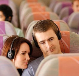 Paar in der Economy von Emirates: Warten oder früh reservieren?