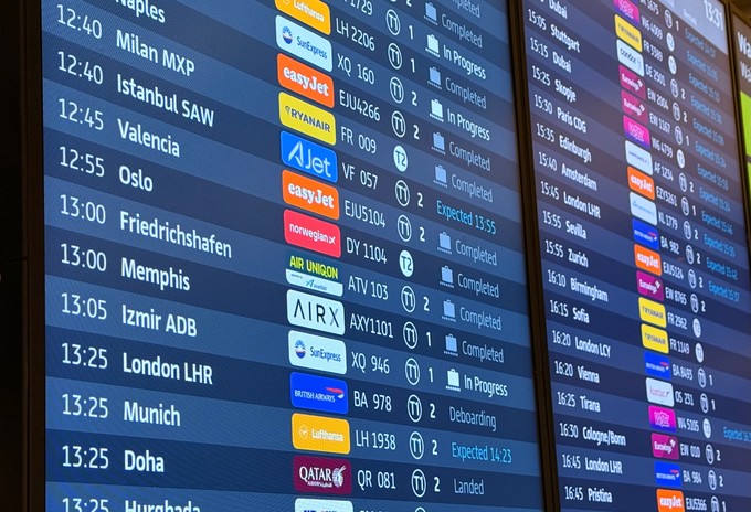 Friedrichshafen mit Air Uniqon zwischen Valencia, Oslo, Memphis und Izmir auf der Abflugtafel in Berlin.