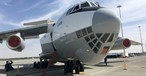 Ilyushin Il-76 : Im charakteristischen unteren Teil der verglasten Nase sitzt der Navigator des Frachtfliegers. Durch die Fenster..