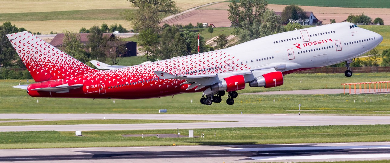 Boeing 747 von Rossiya (im Größenvergleich mit einem Auto): Abschied 2024.