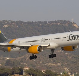 Fast genauso lang wie ihr Rumpf ist auch die Karriere der Boeing 757-330 D-ABOF bei Condor. Im März 1999 stiess sie zur Flotte des deutschen Ferienfliegers und blieb diesem, trotz zwei kurzzeitigen Leasing-Abste- chern zu Transavia und Thomas Cook Airlines (als G-JMOF) bis heute treu (, Rhodos, 19.8.18).