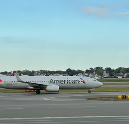 Boeing 737 von AMerican Airlines in Boston: Jetzt werden massenweise Flüge gestrichen.
