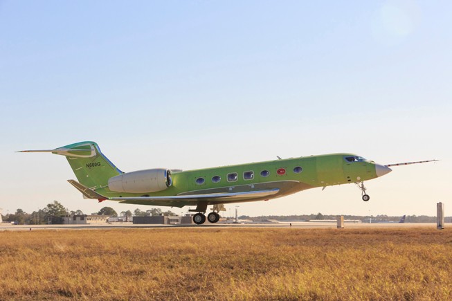 Die Gulfstream G600 hebt zum Testflug ab.