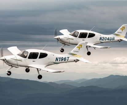 Zwei Cirrus Trac10 in der Luft: Das neue Trainingsflugzeug soll ab 2027 ausgeliefert werden.