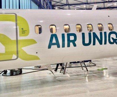 Die Lackierung von Air Uniqon auf der De Havilland Canada Dash 8-400: Bald im Einsatz.